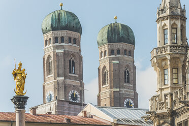 Deutschland, Bayern, München, Blick auf Marienplatz, Mariensäule und Frauenkirche und neues Rathaus - KEBF000348