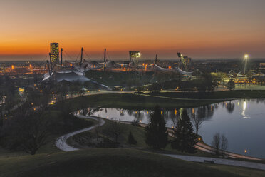 Deutschland, München, Olympiapark und Olympiastadion bei Sonnenuntergang - KEBF000351