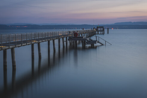 Schweiz, Thurgau, Altnau, Seebrücke bei Sonnenaufgang - KEBF000356