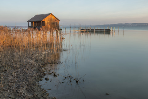 Schweiz, Thurgau, Altnau, Badehaus bei Sonnenaufgang, lizenzfreies Stockfoto