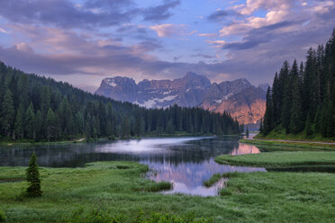 Italy, Province of Belluno, Dolomites, Misurina Lake with the Sorapiss mountain massif at sunrise - RUEF001664