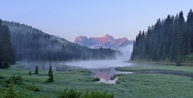 Italien, Provinz Belluno, Dolomiten, Misurina-See mit dem Sorapiss-Massiv bei Morgennebel - RUEF001665