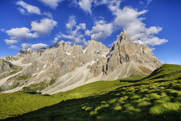 Italien, Trentino, Dolomiten, Passo Rolle, Berggruppe Pale di San Martino mit dem Berg Cimon della Pala - RUEF001668
