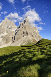 Italien, Trentino, Dolomiten, Passo Rolle, Berggruppe Pale di San Martino mit dem Berg Cimon della Pala - RUEF001669