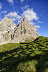 Italy, Trentino, Dolomites, Passo Rolle, mountain group Pale di San Martino with the mountain Cimon della Pala - RUEF001669