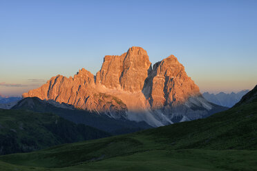 Italien, Provinz Belluno, Dolomiten, Selva di Cadore, Monte Pelmo bei Sonnenuntergang - RUEF001670