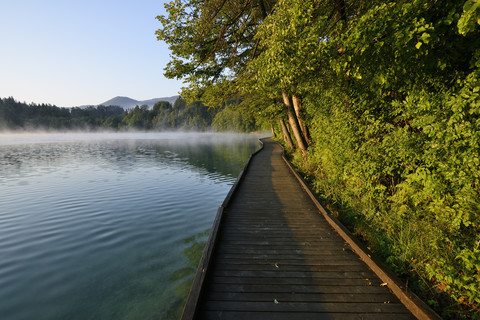 Slowenien, Gorenjska, Bled, Holzpromenade am Bleder See, lizenzfreies Stockfoto