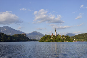 Slowenien, Gorenjska, Bled, Insel Bled, Wallfahrtskirche Mariä Himmelfahrt und Bleder See - RUEF001674