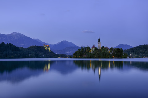 Slowenien, Gorenjska, Bled, die Insel Bled, die Wallfahrtskirche Mariä Himmelfahrt und der Bleder See am Abend, lizenzfreies Stockfoto