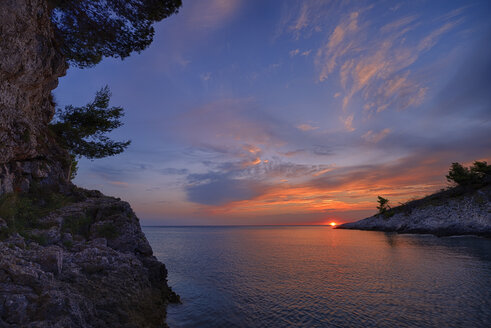 Kroatien, Istrien, Prematura, Adriatisches Meer, Sonnenuntergang am Kap Kamenjak - RUEF001676