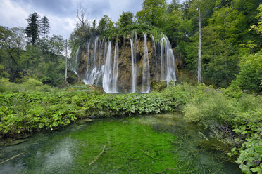 Kroatien, Wasserfall im Nationalpark Plitvicer Seen - RUEF001679