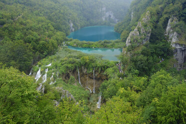 Kroatien, Fluss Korana, Wasserfall und See im Nationalpark Plitvicer Seen - RUEF001680