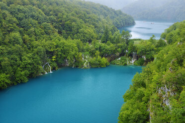 Kroatien, Blick über den Milanovac See und den entfernten Kozjak See im Nationalpark Plitvicer Seen - RUEF001681