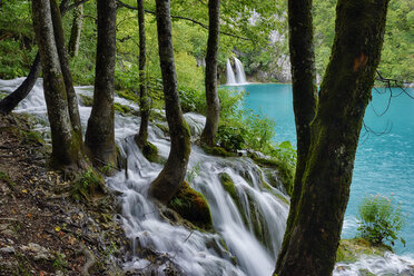 Kroatien, Wasserfall im Nationalpark Plitvicer Seen mit See mit türkisfarbenem Wasser im Hintergrund - RUEF001682