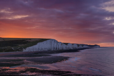 England, Sussex, Blick auf Seven Sisters Chalk Cliffs bei Sonnenaufgang, Seven Sisters Country Park - RUEF001685