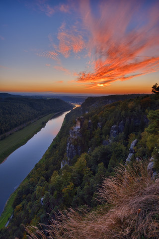 Deutschland, Sachsen, Nationalpark Sächsische Schweiz, Elbsandsteingebirge, Blick von der Bastei auf die Elbe bei Sonnenuntergang, lizenzfreies Stockfoto