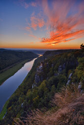 Deutschland, Sachsen, Nationalpark Sächsische Schweiz, Elbsandsteingebirge, Blick von der Bastei auf die Elbe bei Sonnenuntergang - RUEF001692