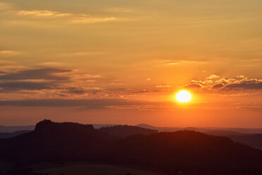 Deutschland, Sachsen, Elbsandsteingebirge, Blick auf den Nationalpark Sächsische Schweiz bei Sonnenuntergang - RUEF001696