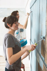 Junge Freunde streichen Tür in Blau - RTBF000064