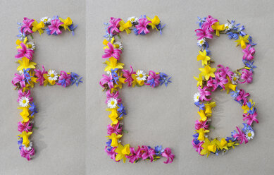 Blumenarrangement mit den ersten drei Buchstaben des Monats Februar - GISF000205