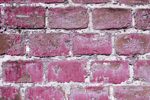 Backsteinmauer mit abblätternder rosa Farbe, Nahaufnahme - LCF000010