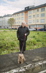 Ältere Frau geht mit ihrem Yorkshire Terrier spazieren - RAEF000975