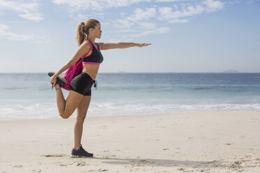Sportive woman doing workout on the beach - MAUF000377