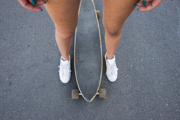 Legs of teenage girl with longboard - SIPF000303