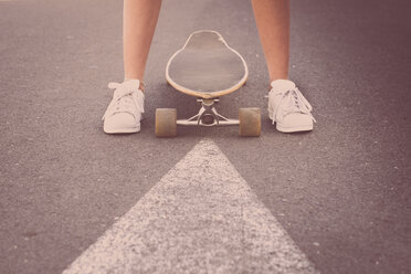 Legs of teenage girl with longboard - SIPF000307