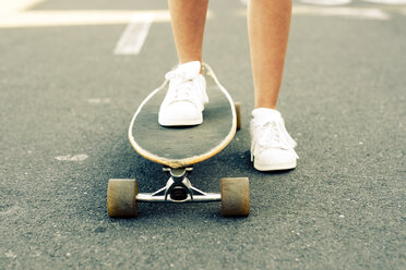 Legs of teenage girl with longboard - SIPF000318