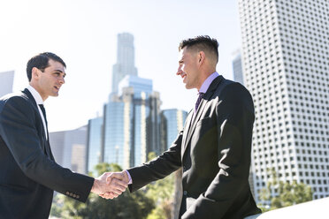 USA, Los Angeles, two businessmen shaking hands - LEF000010