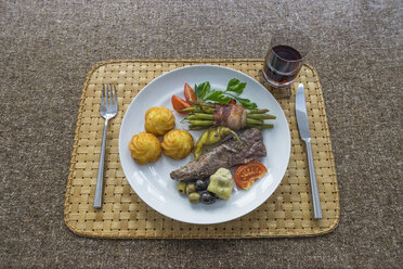 Lamb fillet with croquettes, green beans bacon-wrapped, artichoke, tomato and chili pepper, red wine glass - PVCF000815