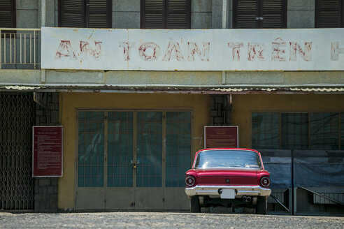 Vietnam, Da Lat, altes Auto vor einem Haus - KNTF000253