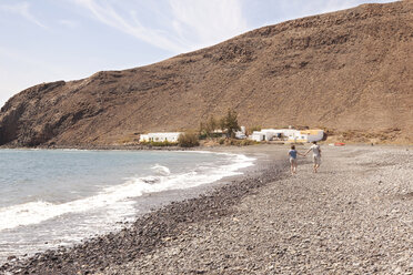 Spanien, Fuerteventura, Paar mit Baby am Strand - MFRF000523