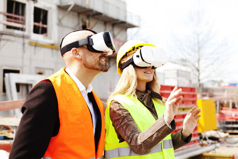 Zwei Personen mit Virtual-Reality-Brillen auf einer Baustelle - MAEF011437