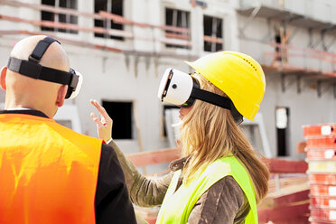 Zwei Personen mit Virtual-Reality-Brillen auf einer Baustelle - MAEF011438