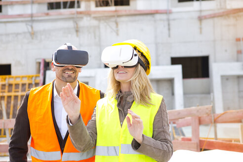 Zwei Personen mit Virtual-Reality-Brillen auf einer Baustelle - MAEF011439