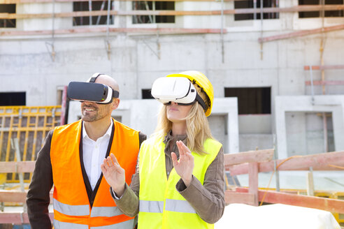 Zwei Personen mit Virtual-Reality-Brillen auf einer Baustelle - MAEF011440