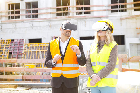 Zwei Personen mit Virtual-Reality-Brillen auf einer Baustelle - MAEF011441