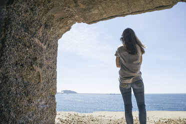 Junge Frau am Strand mit Blick aufs Meer - ABZF000312