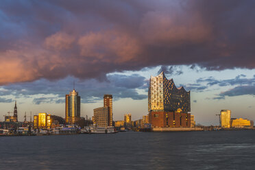 Deutschland, Hamburg, Hafencity mit Elbphilharmonie - KEBF000372