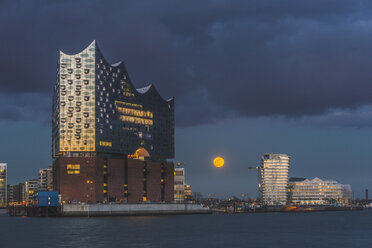 Deutschland, Hamburg, Hafencity mit Elbphilharmonie - KEBF000373