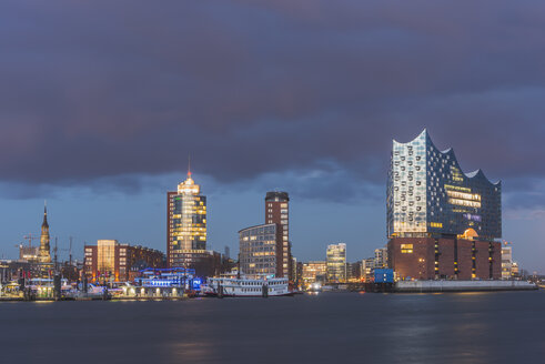 Deutschland, Hamburg, Hafencity mit Elbphilharmonie - KEBF000374