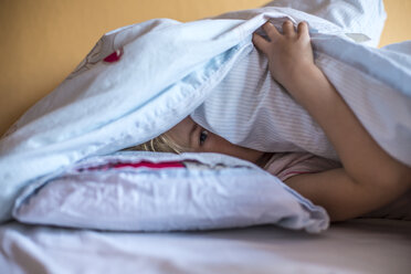 Kleines Mädchen versteckt sich unter der Bettdecke - JFEF000778