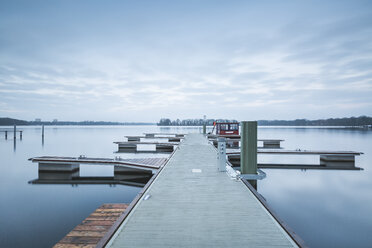 Germany, Berlin, Lake Tegel, pier in the morning - ASCF000560