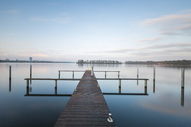 Deutschland, Berlin, Tegeler See, Seebrücke am Morgen - ASCF000562