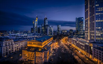 Deutschland, Hessen, Frankfurt, Finanzviertel und alte Oper am Abend - MPAF000051