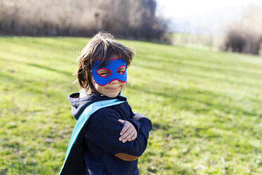 Porträt eines kleinen Jungen als Superheld verkleidet - VABF000395