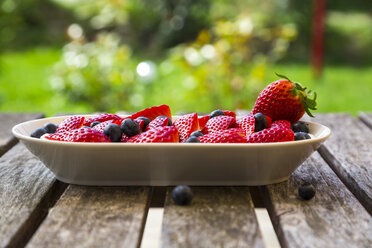 Blaubeeren und Erdbeeren auf einem Tablett - SARF002664