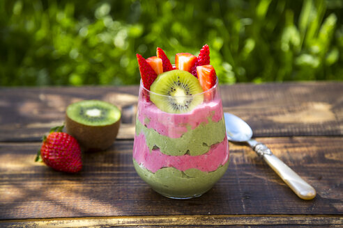 Glas Chia-Pudding mit Kiwi und Erdbeeren - SARF002665